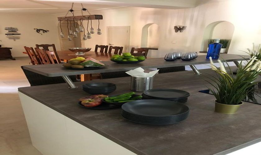 Blick von der Küchentheke zum Wohnbereich Poolfinca Cala Ratjada PM 551